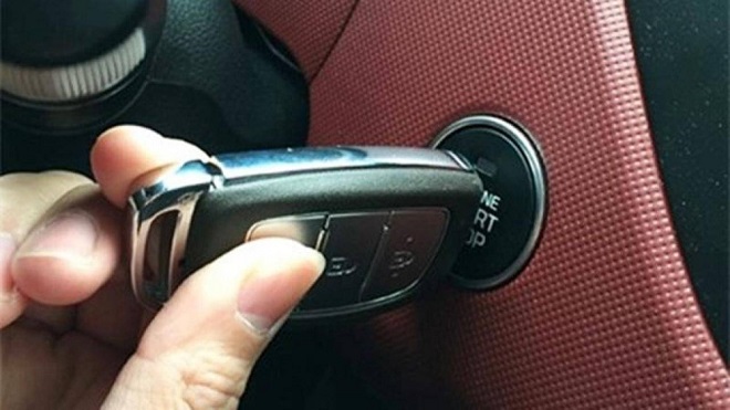 Cách xử lý khi chìa khóa thông minh ô tô hết pin