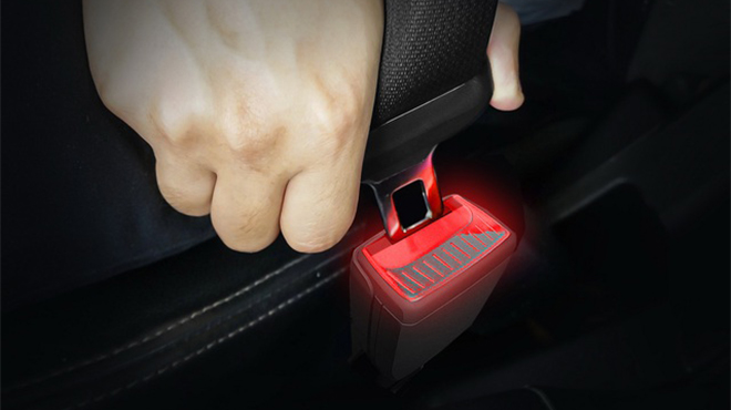 Có nên lắp đèn cho dây thắt an toàn trên xe ô tô hay không?